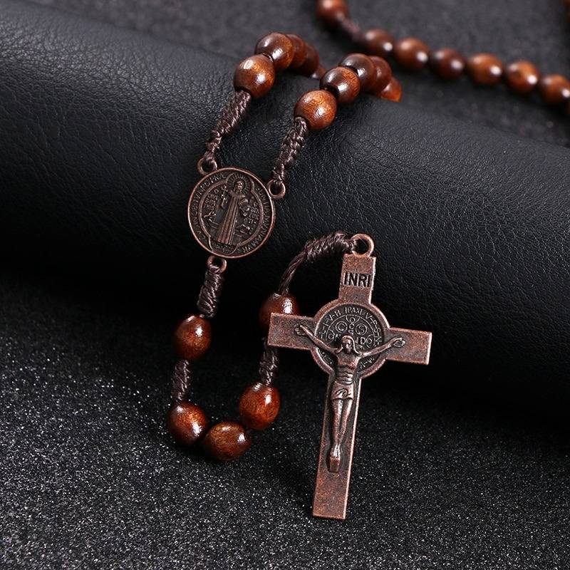 collier en bois avec croix jesus
