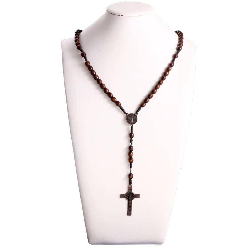 collier en bois avec croix